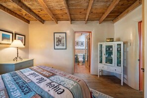 Desk, iron/ironing board, travel cot, WiFi - Casa Michi  - Guadalupe District (Santa Fe)