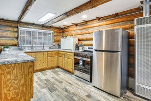 Kühlschrank, Mikrowelle, Herdplatte, Wasserkocher mit Kaffee-/Teezubehör