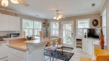 Kühlschrank, Mikrowelle, Herdplatte, Geschirrspüler