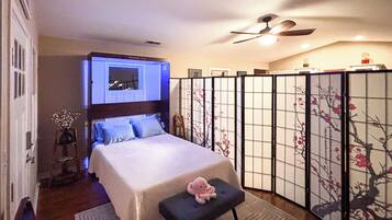 Työpöytä, silitysrauta/-lauta, internet, vuodevaatteet