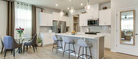 Kühlschrank, Mikrowelle, Herdplatte, Geschirrspüler