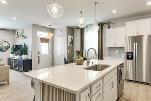 Fridge, microwave, stovetop, dishwasher - 3 Mi to Lake Wylie! Modern Charlotte Townhome (Charlotte)