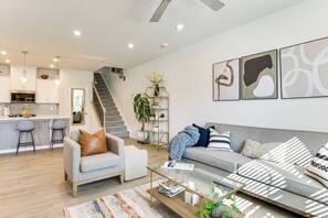 TV - 3 Mi to Lake Wylie! Modern Charlotte Townhome (Charlotte)