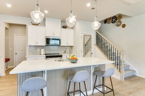 Fridge, microwave, stovetop, dishwasher - 3 Mi to Lake Wylie! Modern Charlotte Townhome (Charlotte)