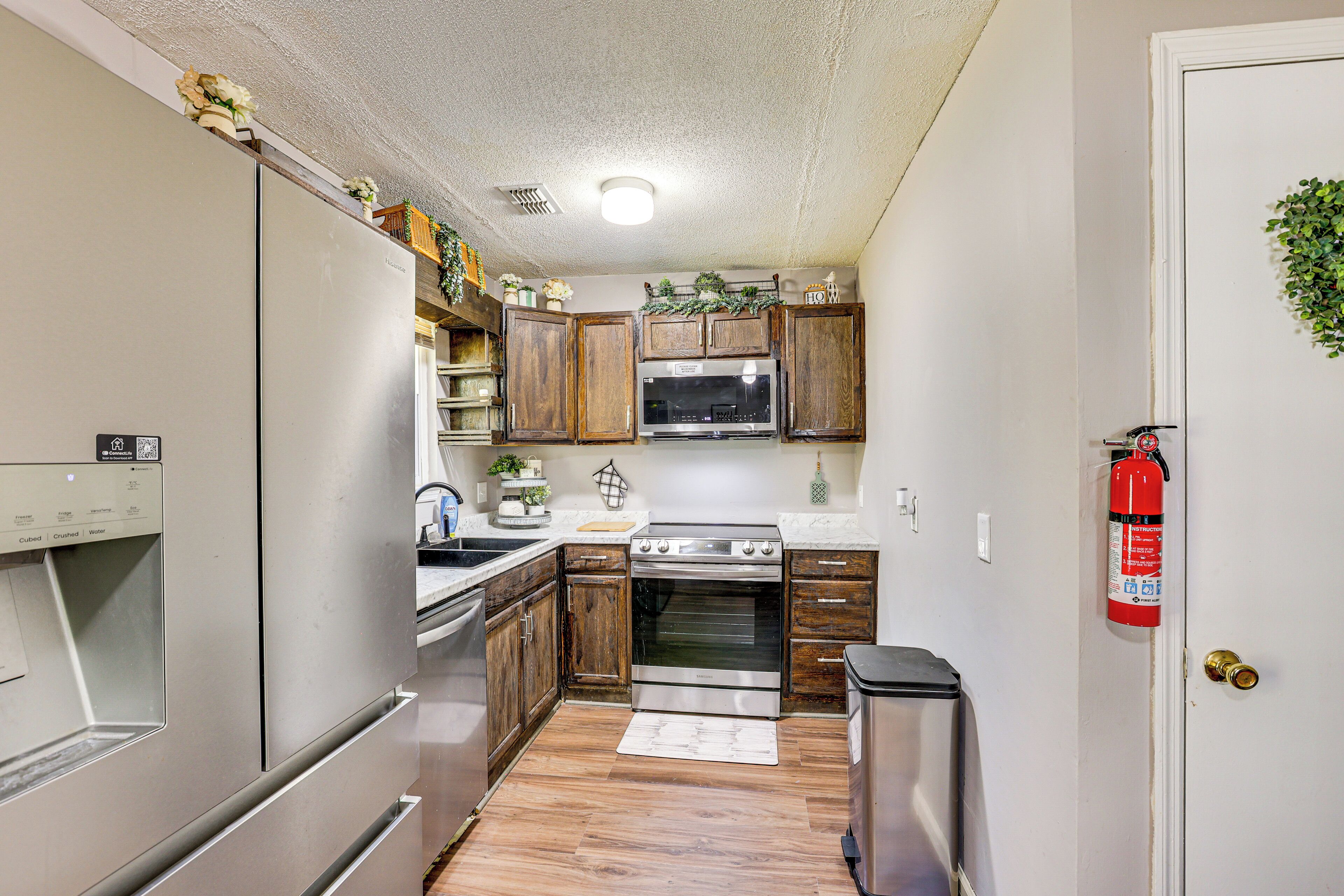 Fridge, microwave, stovetop, dishwasher