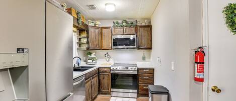 Fridge, microwave, stovetop, dishwasher