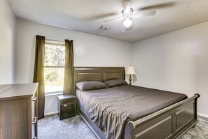 Internet, bed sheets - 12 Mi to Dtwn Savannah: Remodeled Family Getaway! (Pooler)