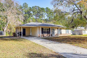 Exterior - 12 Mi to Dtwn Savannah: Remodeled Family Getaway! (Pooler)