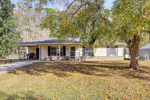 Exterior - 12 Mi to Dtwn Savannah: Remodeled Family Getaway! (Pooler)