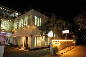 Vista frontal de la propiedad