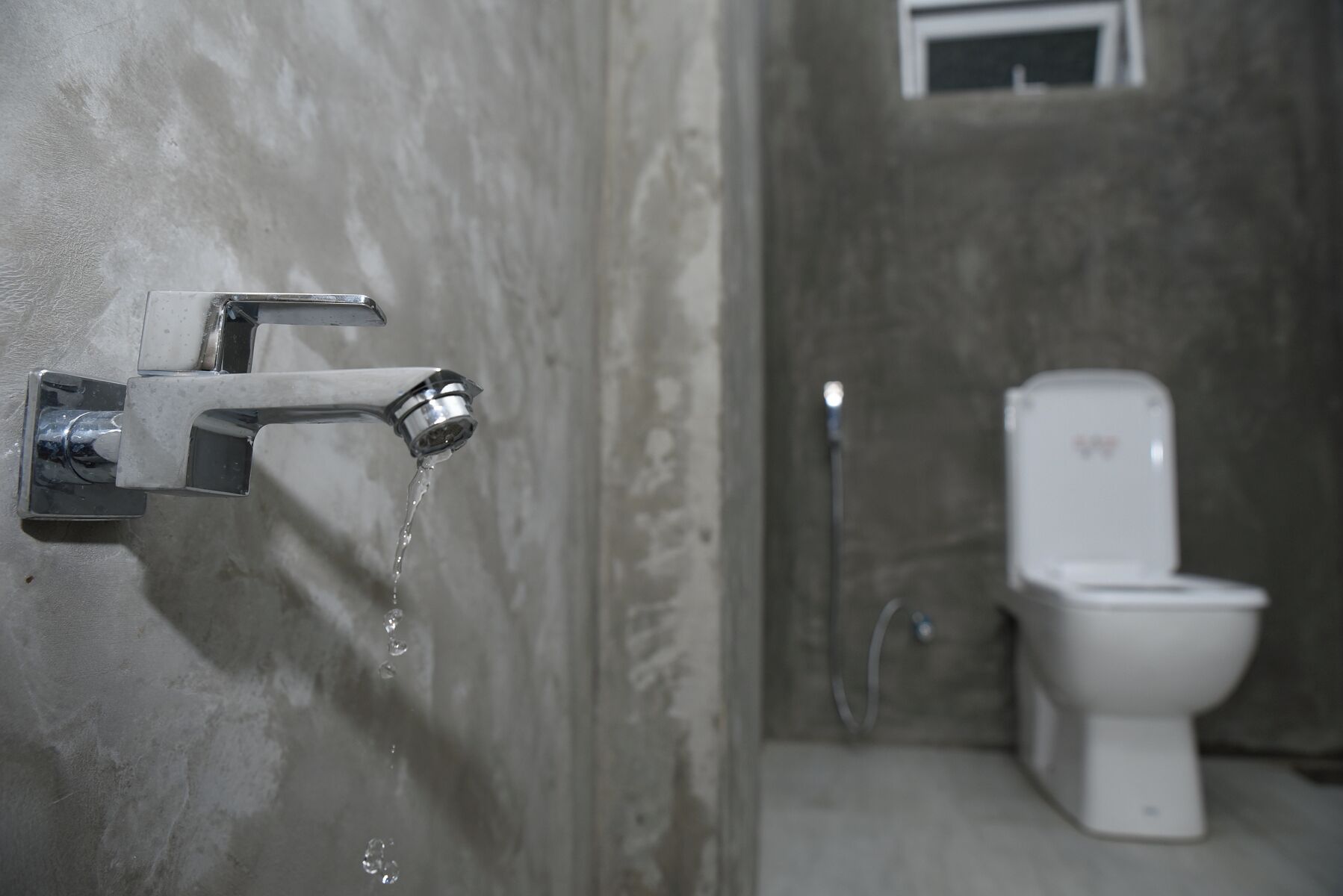 Un baño con inodoro blanco y ducha.
