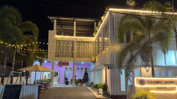 Un hostal con un letrero que dice 'Colombo Mount Hostel'.