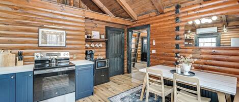 ثلاجة، ميكروويف، موقد طهي مسطح، غسالة أطباق