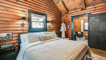 Skrivebord, strygejern/strygebræt, internetforbindelse, sengetøj