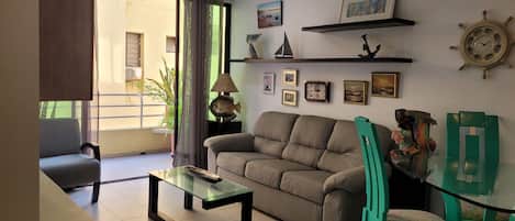 Appartement, balcon | Aire de séjour