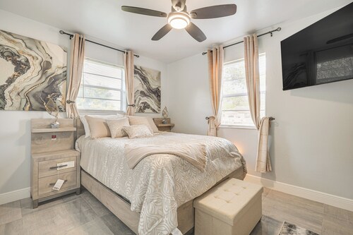 3 Mi to Port Everglades: Modern Getaway w/ Yard