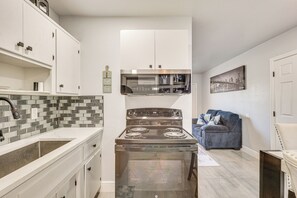 Jääkaappi, mikroaaltouuni, liesi, kahvin-/teenkeitin