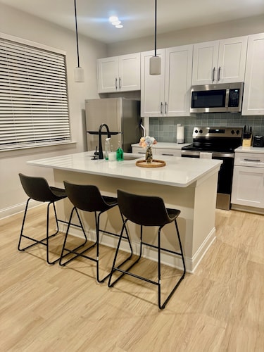 Modern 3-bedroom building in welcoming Charlotte with cool AC
