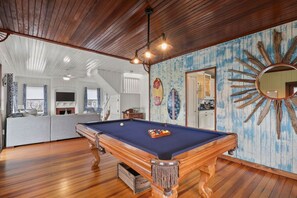 Games room - Waterfront Home with Game Room, Kayaks, near beach (Wareham)