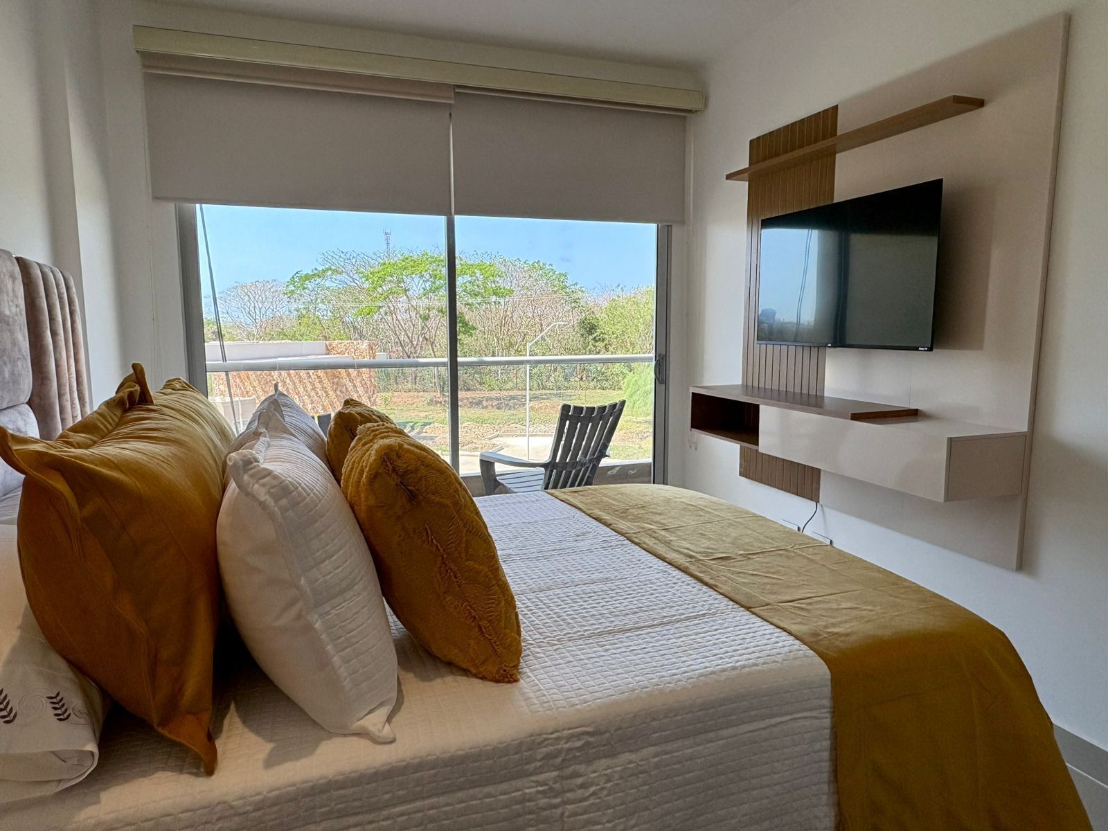 Planxa i posts de planxar, wifi i roba de llit 