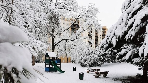 A snow-covered park with a playground, benches, and trees. - Superb 3-bedroom apartment in the heart of Mulhouse (Mulhouse)