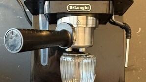 A Delonghi espresso machine with a clear glass carafe. - Superb 3-bedroom apartment in the heart of Mulhouse (Mulhouse)