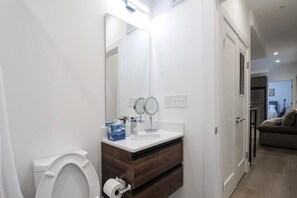 Bathroom - Unit 2 Cozy One Bed in the heart of Dc (Washington)