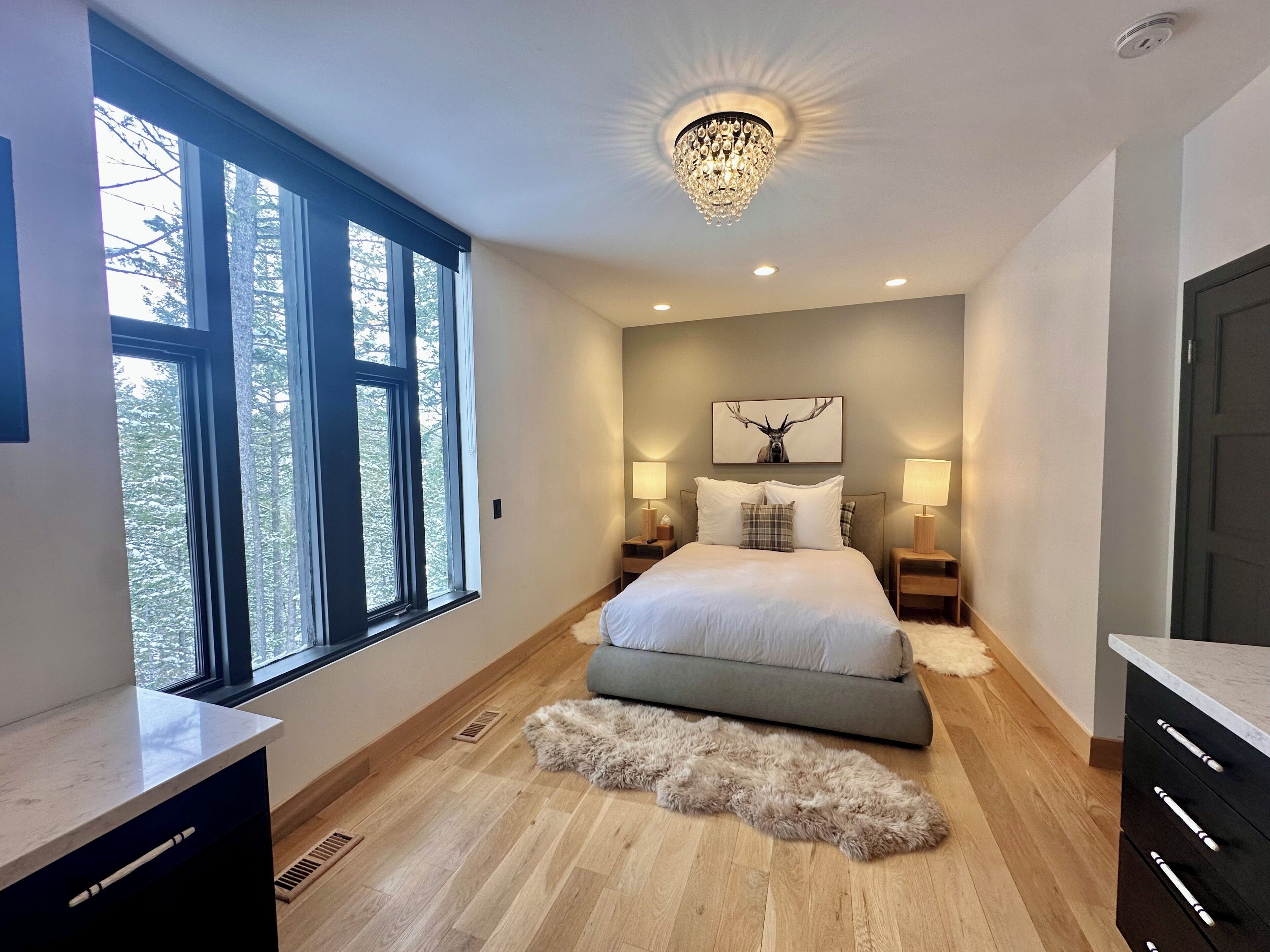 5 quartos, escrivaninha, ferros/tábuas de passar roupa, berço de viagem