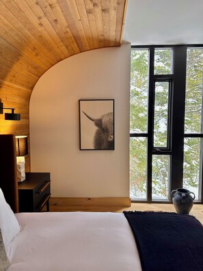 5 habitaciones, escritorio y tabla de planchar con plancha 