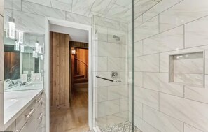 Dusche, Haartrockner, Handtücher, Seife