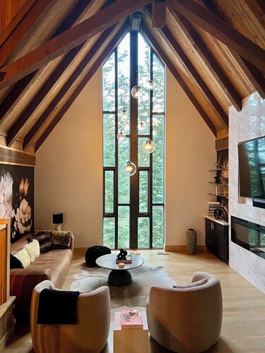 
Gorgeous Mountain House with Hot Tub, Sauna & Gym