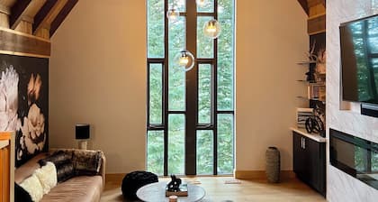 Gorgeous Mountain House with Hot Tub, Sauna & Gym