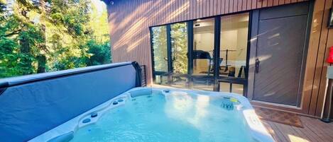 Tina de hidromasaje al aire libre