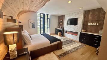 5 bedrooms, desk, iron/ironing board, travel crib