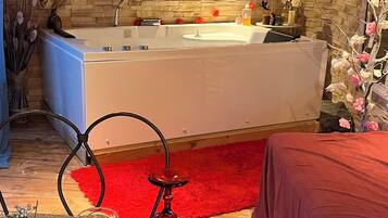 Baignoire Ă jets, sĂšche-cheveux, serviettes fournies, savon