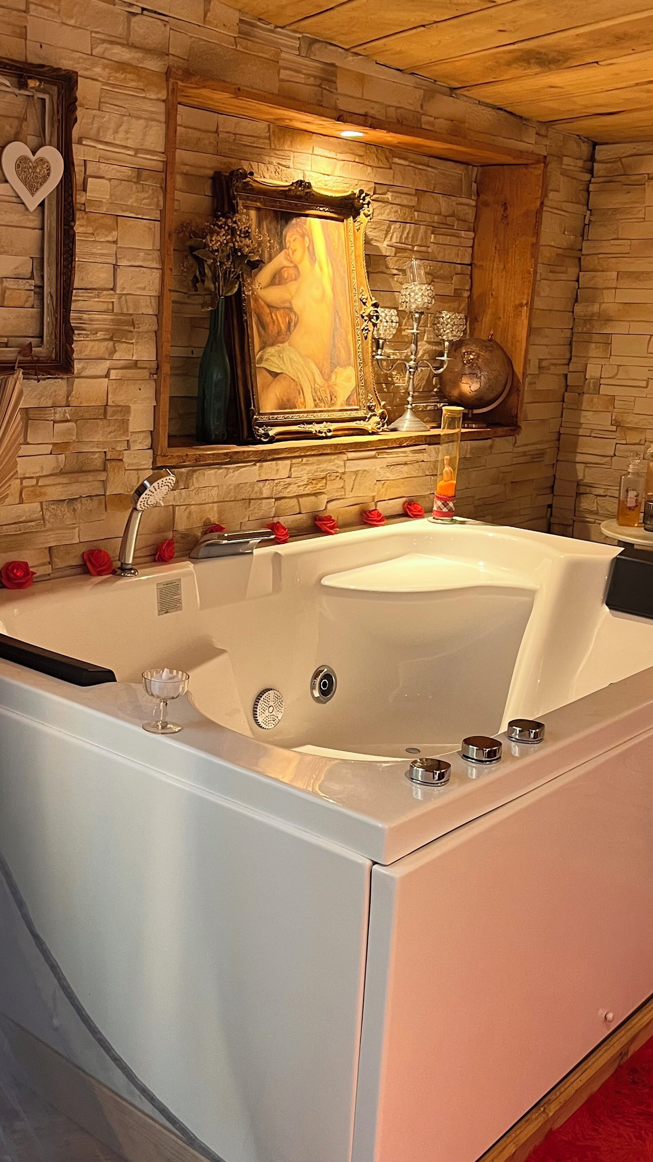 Baignoire à jets, sèche-cheveux, serviettes fournies, savon