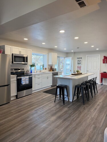 The Beckman Bungalow - Lakeside 2-bedroom Home