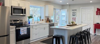 The Beckman Bungalow - Lakeside 2-bedroom Home
