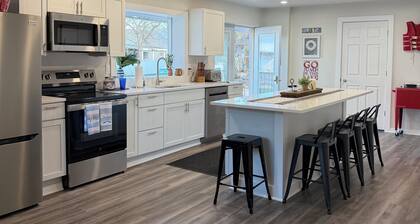 The Beckman Bungalow - Lakeside 2-bedroom Home