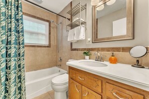 Shower, towels, shampoo - The Tanglewood lower suite (Chattanooga)