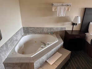 Bathroom - Luxury King Bed with Jacuzzi Tub_SPA (Ocean Shores)