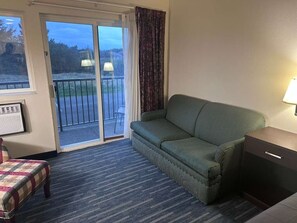 Living area - Luxury King Bed with Jacuzzi Tub_SPA (Ocean Shores)