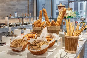 Desayuno buffet (SAR 138 por persona)