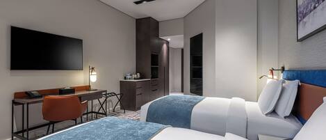 Habitación de hotel moderna con una cama grande, un escritorio, una silla, un televisor de pantalla plana montado en la pared y un armario.
