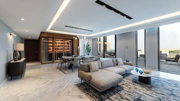 Suite reial, 1 llit individual | Sala d'estar | Televisor LED de 55 polzades amb canals per cable