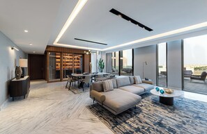 Suite Royal, 1 Tempat Tidur Twin | Area keluarga | Televisi LED 55-inci dengan saluran TV kabel