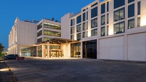 Ein modernes Gebäude mit überdachter Eingangspartie und mehreren Stockwerken.