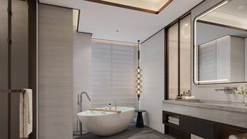 Un baño moderno con una bañera independiente, un espejo grande y un diseño minimalista.
