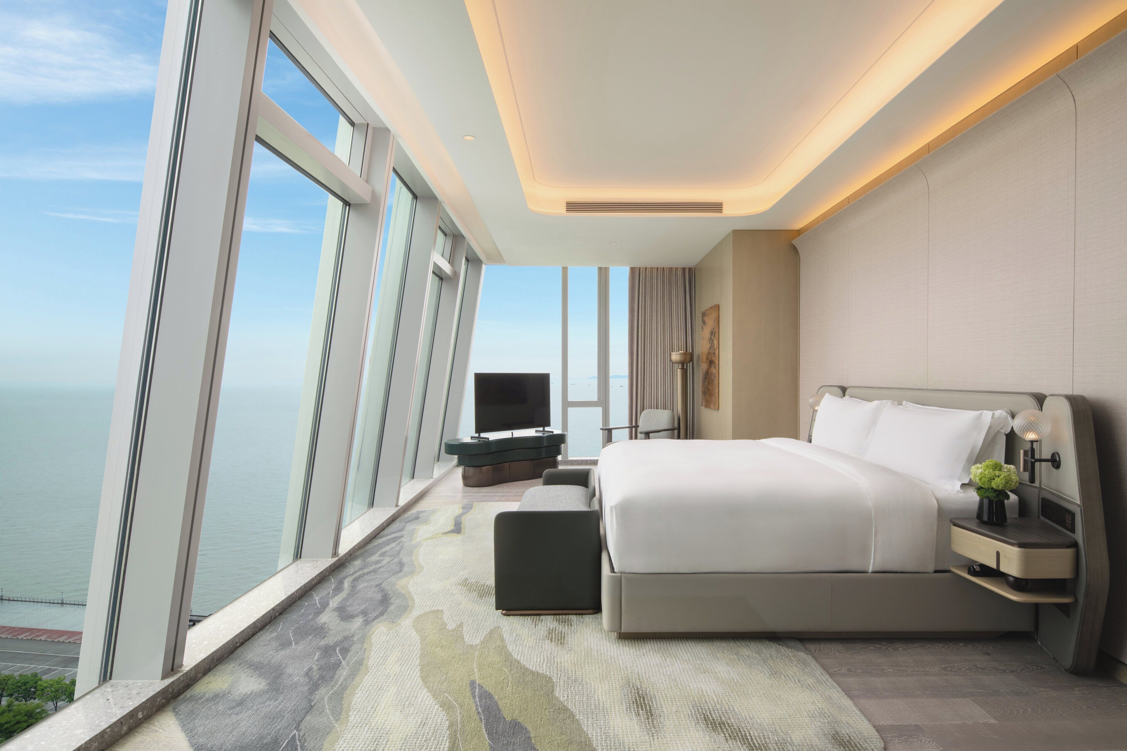 ห้องสวีท, เตียงคิงไซส์ 1 เตียง, วิวทะเลสาบ (Living Dining Area) | เครื่องนอนระดับพรีเมียม, ผ้านวมขนเป็ด, เตียงพร้อมฟูกเสริมที่นอน