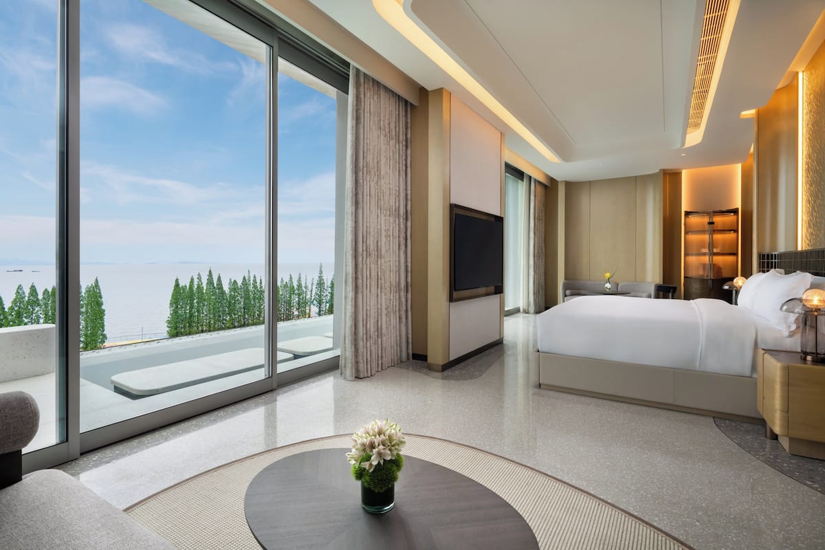 Suite Junior, 1 trÚs grand lit (Private Plunge Pool Living Area) | Literie de qualité, couette en duvet, lit avec matelas à plateau-coussin